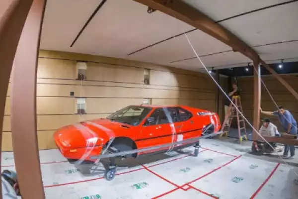 A BMW Collector Decorates His Garage Wall With 2 Wrecked BMW M1 Sportcars (Photos)